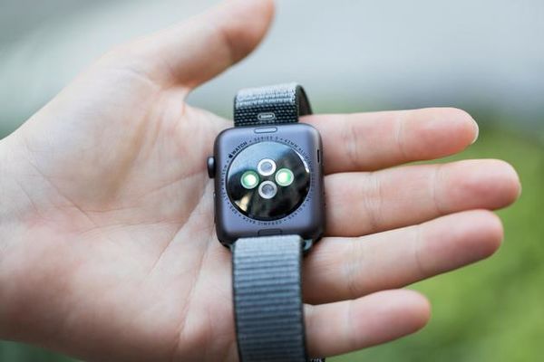 Apple Watch 3被曝LTE连接问题：早盘下跌2.5%